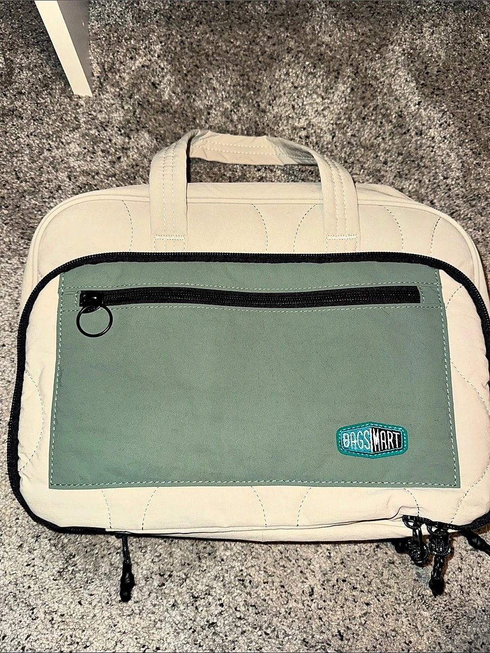 Bagsmart Hanging Toiletry Bag in White & Green brand new without tags- unised
